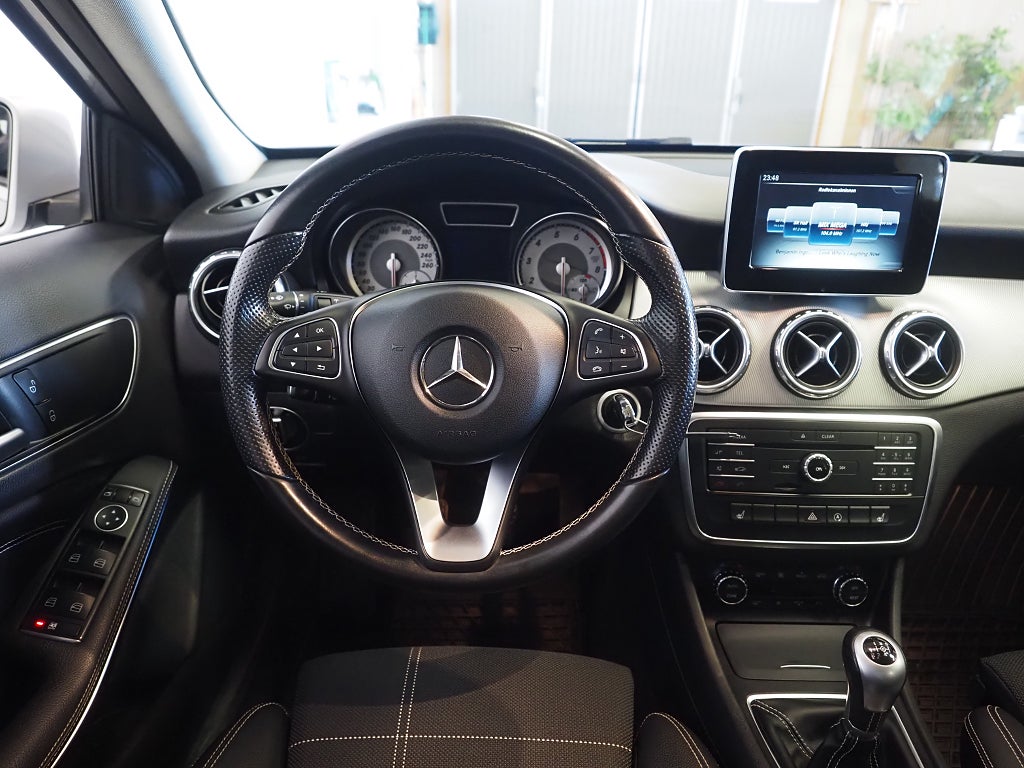 Mercedes-Benz GLA 200 156hk Urban Line |Dragkrok| Panorama|Backkamera| 2016