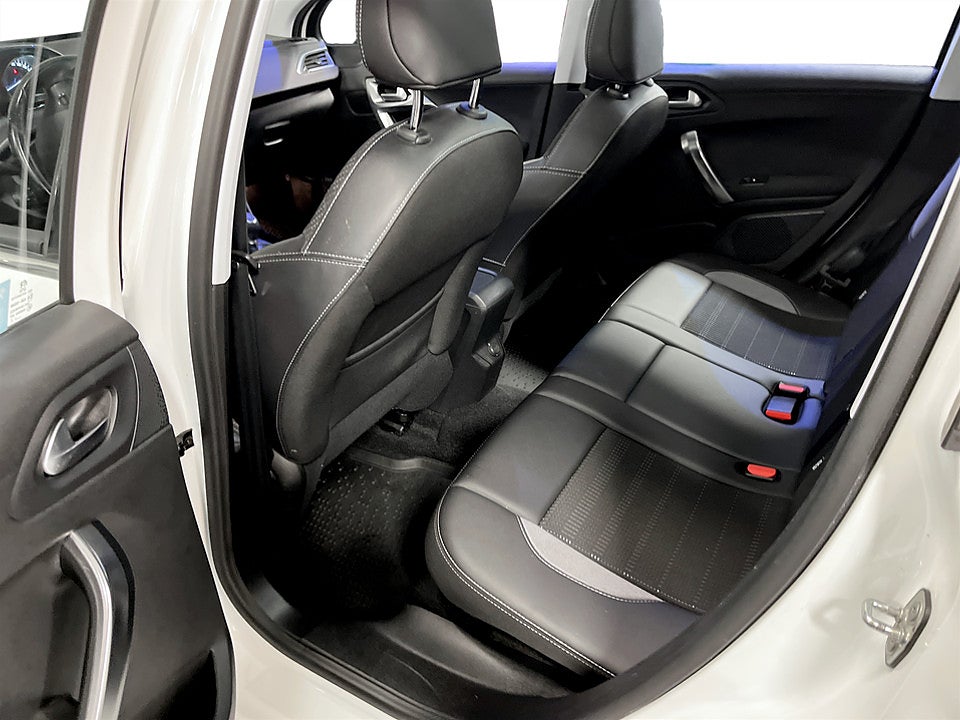 Bild på Peugeot 2008 Allure 1.2 PT 110hk Aut - P-SENSORER BAK
