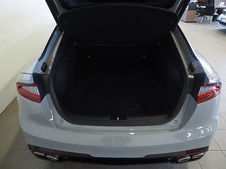 Halvkombi Kia Stinger 23 av 24