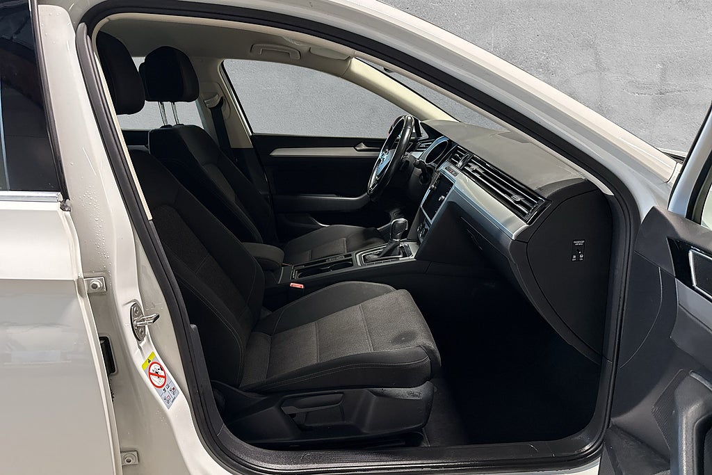 Volkswagen Passat Sportscombi 1.4 TSI Base Dragpaket B-Kamera Välservad