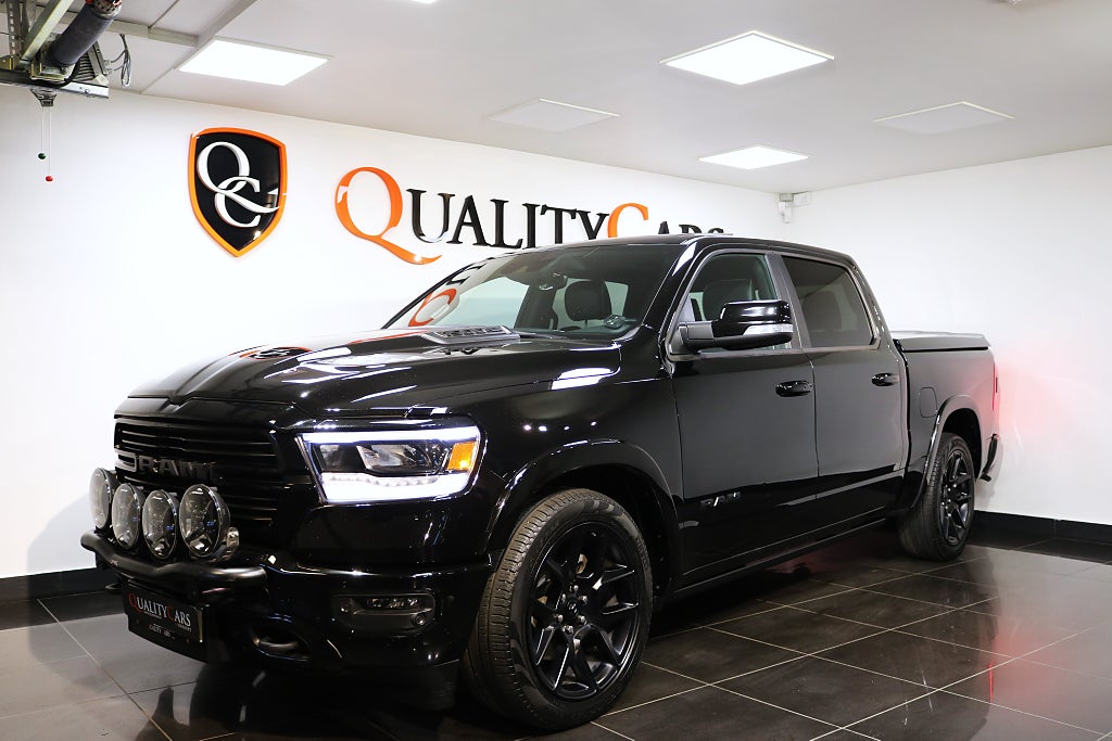 RAM 1500 Laramie Night 5.7 Luftfjädring H/K Pano Flaklock Moms