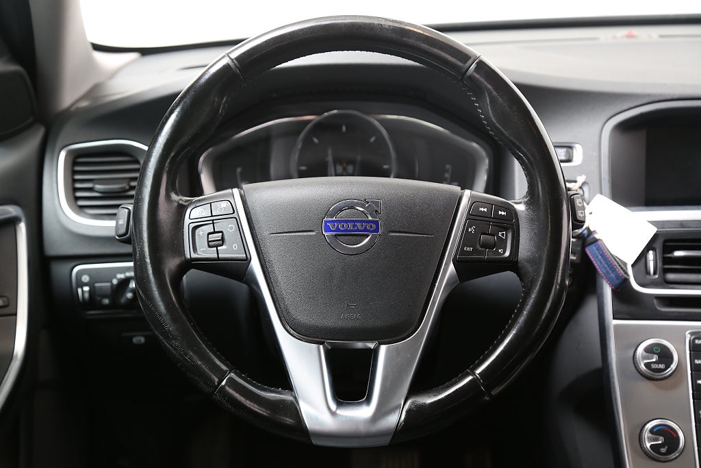 Volvo V60 Cross Country D3 150hk Momentum Aut Nybesikt Värmare Motorv 2017