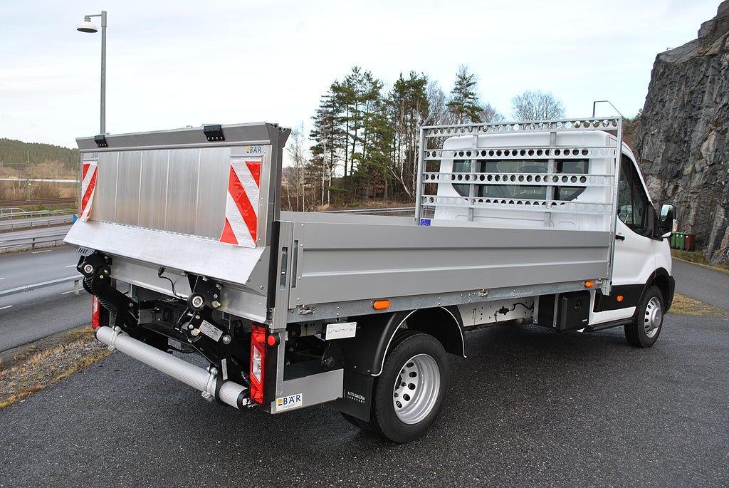 Ford Transit 350 Chassi Flakbil med Bakgavellyft. 