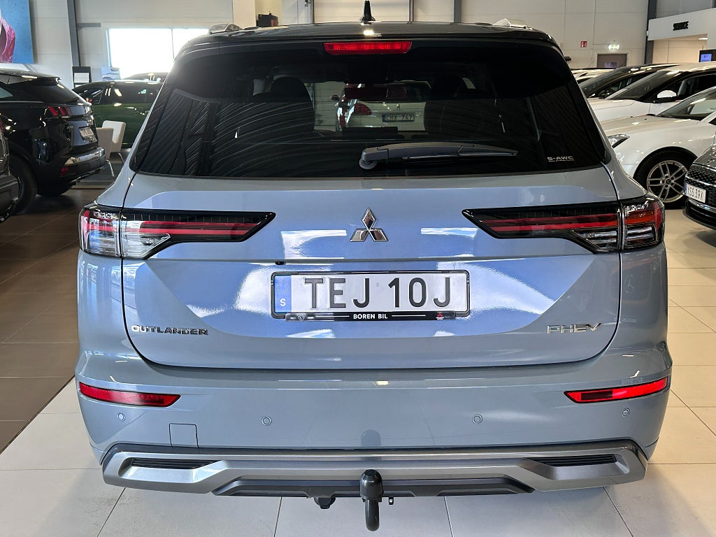 Mitsubishi Outlander PHEV CVT AWD 306hk Instyle Panorama Dragkrok thumbnail
