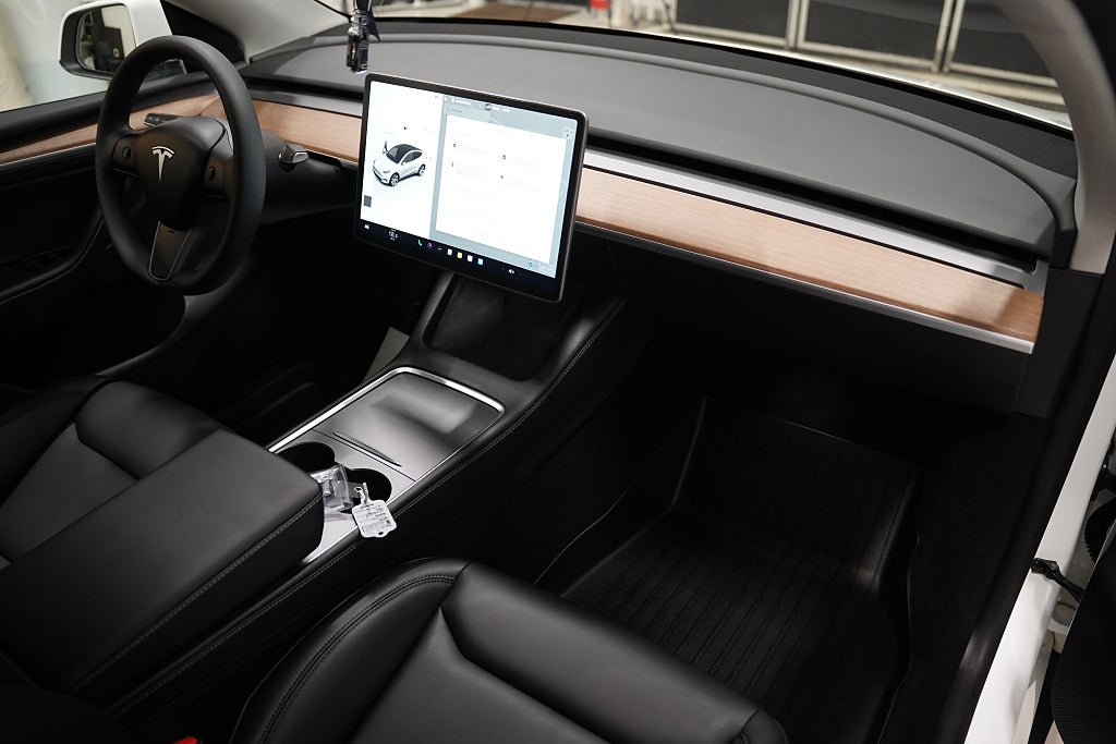 Tesla Model Y Standard Range 299hk / Dragkrok / En ägare