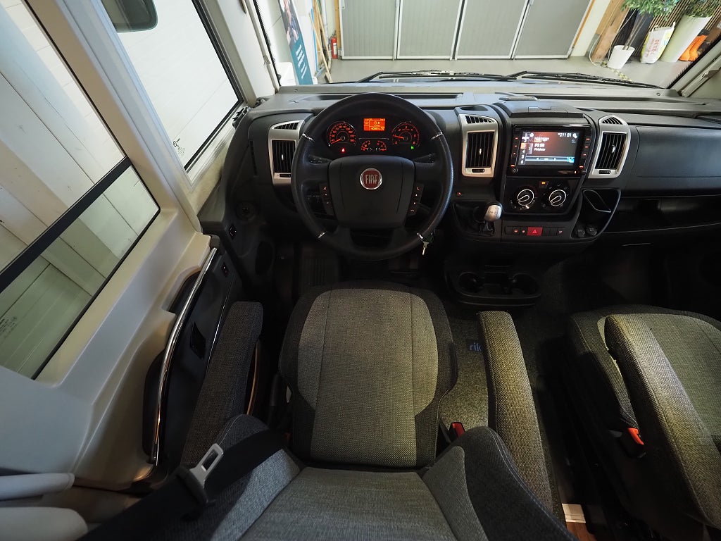 Knaus 600 MG VAN I PLATINUM Auto AC Solcell Cykelställ 2019