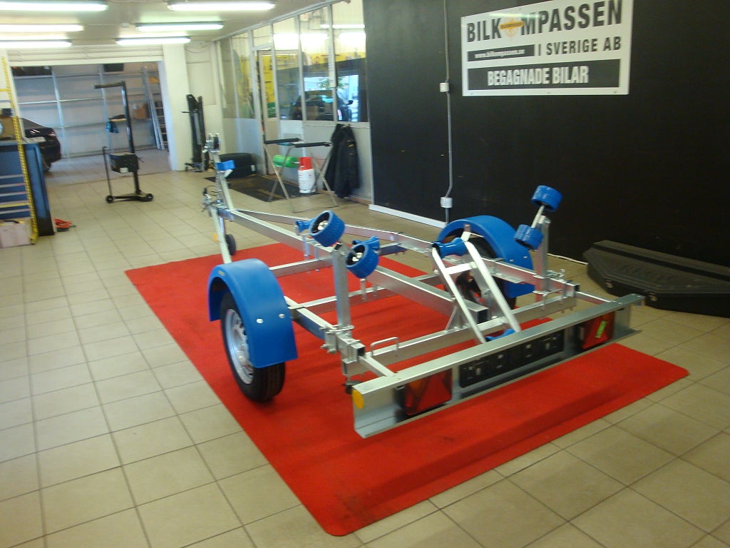 Neptun Navy 750 kg 80km/h reggad båt trailer Last 596 KG