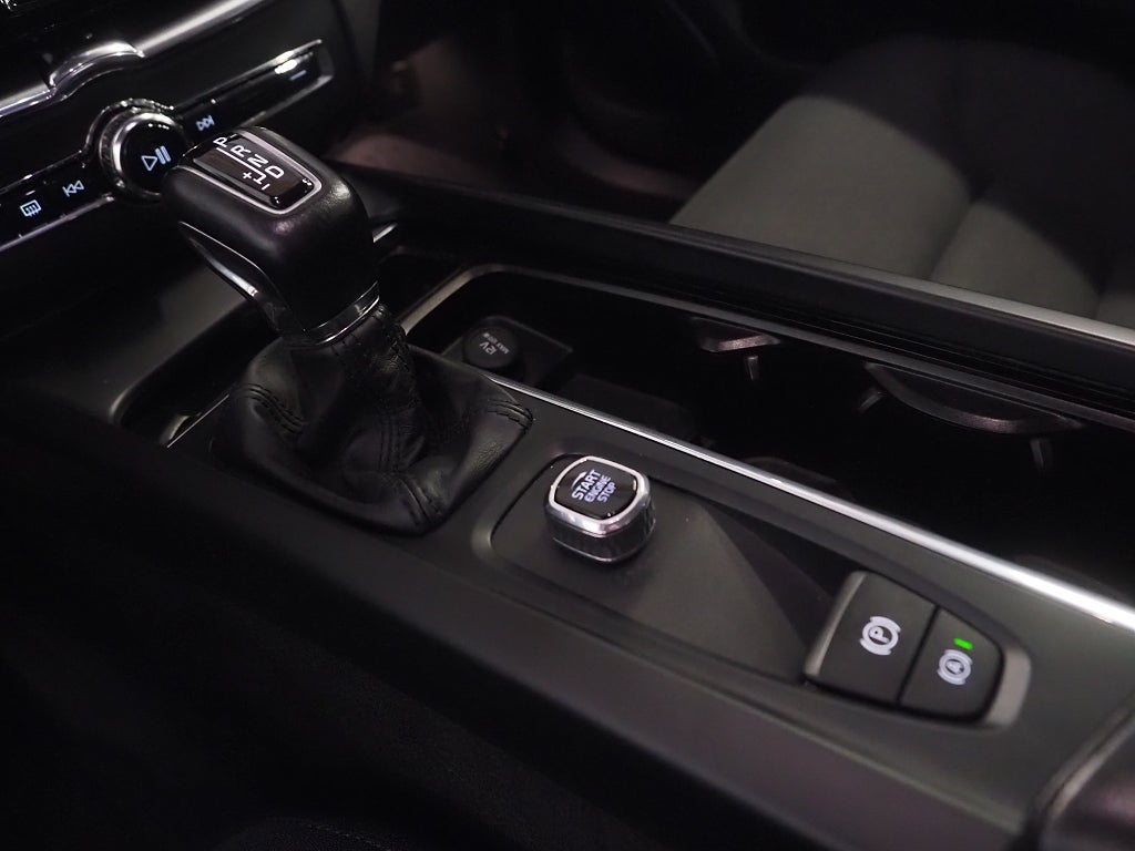 Volvo XC60 D4 Aut 190hk Momentum Teknikpkt B-Kamera D-Värm Navi 2020