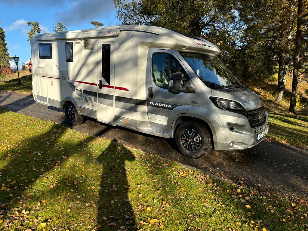 Adria Coral  670 SL Plus ACx2 Solcell Långbädd Garage Husbil