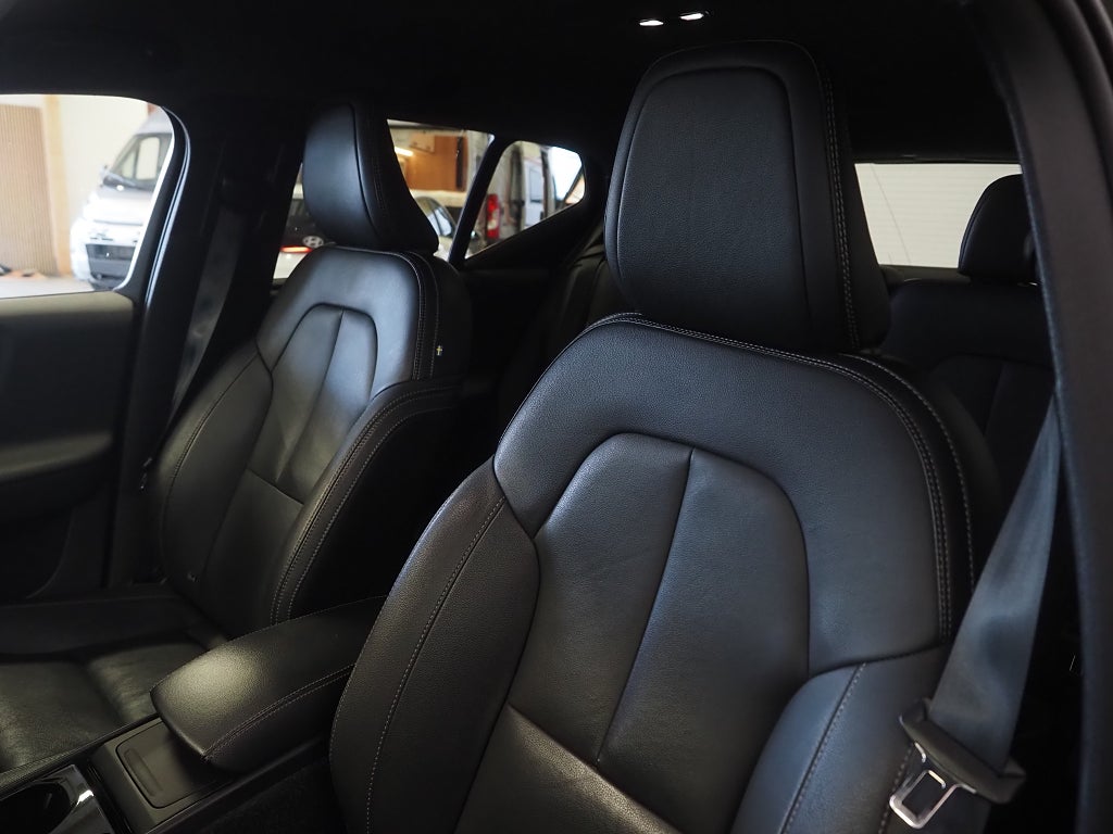 Volvo XC40 Recharge P8 AWD 408hk Core | Kamera | Skinn | 2021