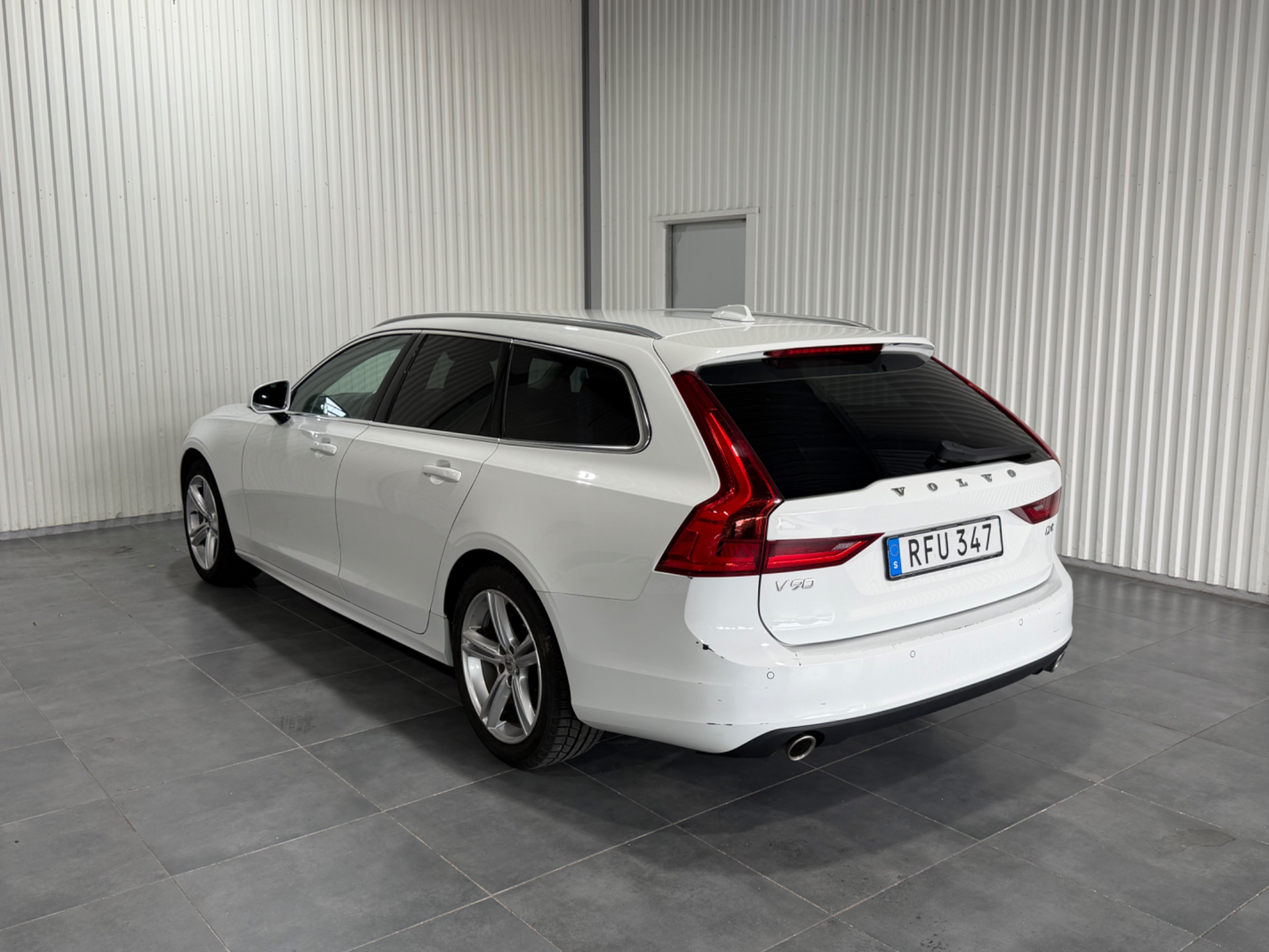 Volvo V90 D4 Momentum Euro 6 2019, photo 4/44