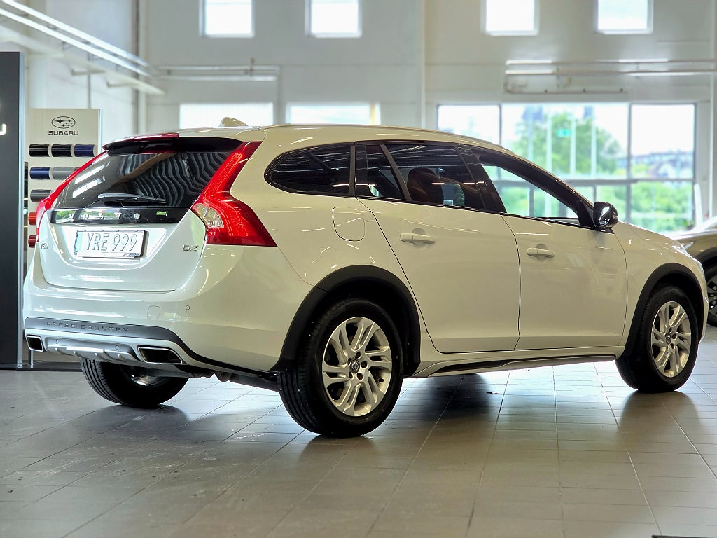 Volvo V60 Cross Country D3 / Momentum /Drag/Värmare/Rattvärme/Kamrem b