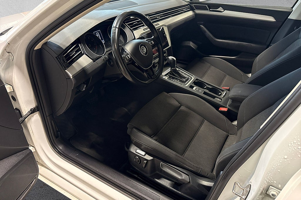 Volkswagen Passat Sportscombi 1.4 TSI Base Dragpaket B-Kamera Välservad