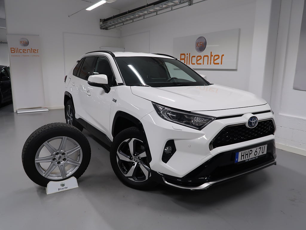 Toyota RAV4 Plug-in Hybrid AWD V-Däck ingår Drag-Kamera-CarPlay-Key