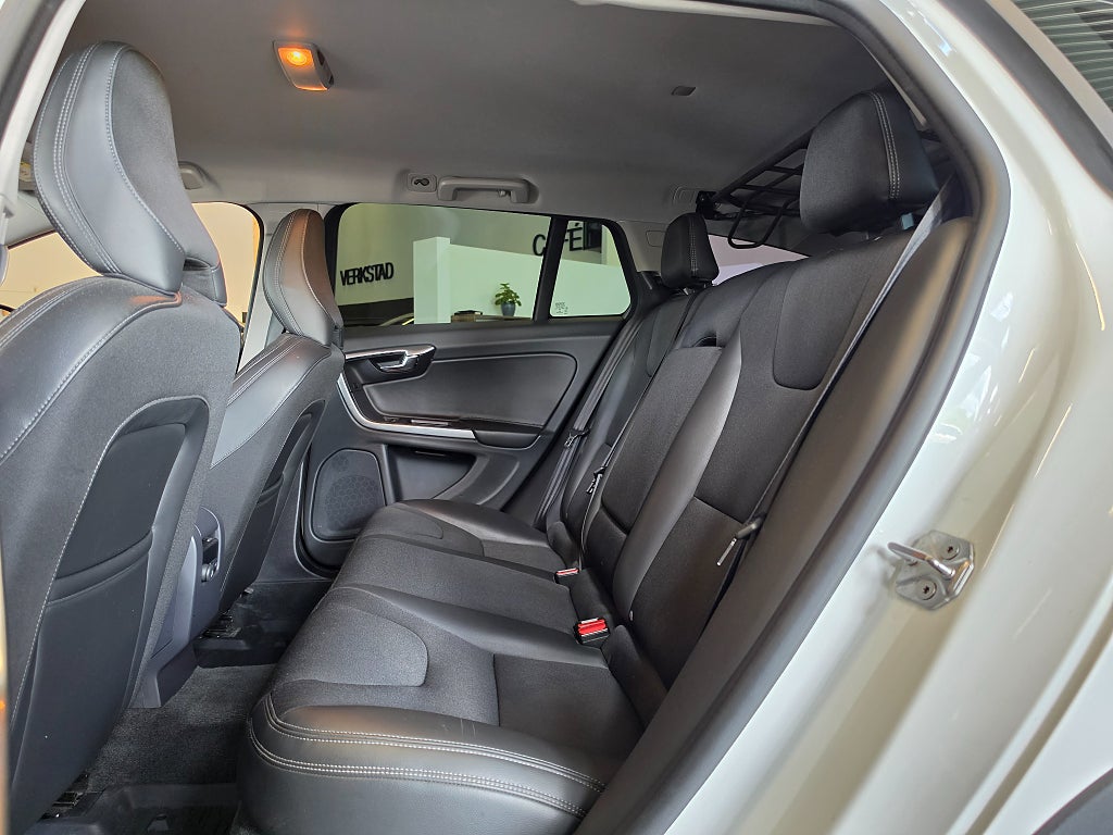 Volvo V60 Cross Country D3 / Momentum /Drag/Värmare/Rattvärme/Kamrem b