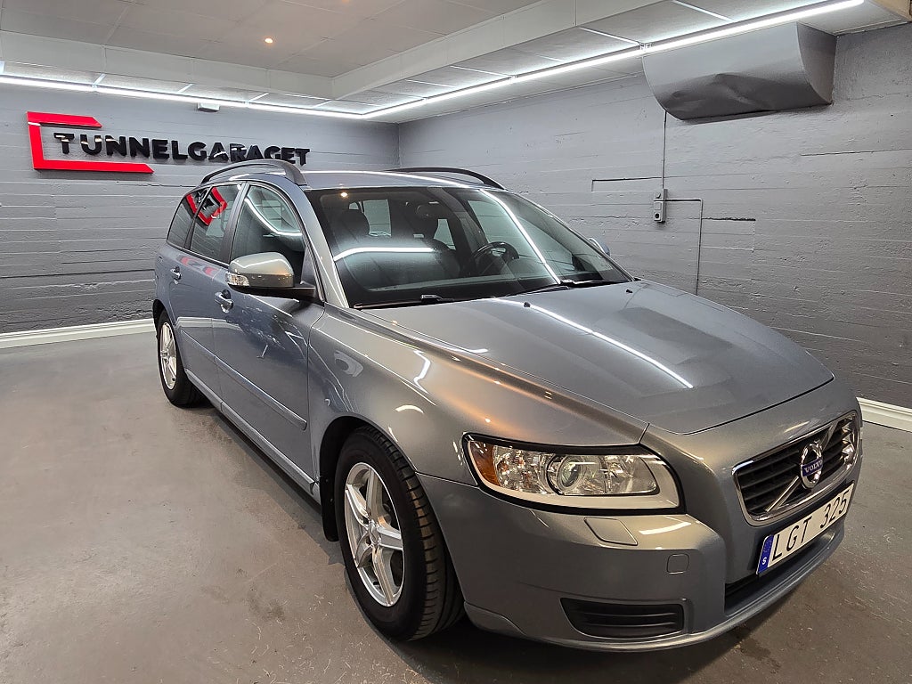 Volvo V50 D2 Kinetic Nybesiktigad Nyservad 
