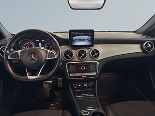Mercedes-Benz GLA 220d 4MATIC AMG Line Dragkrok Backkamera Dvärmare S&V – bild 8