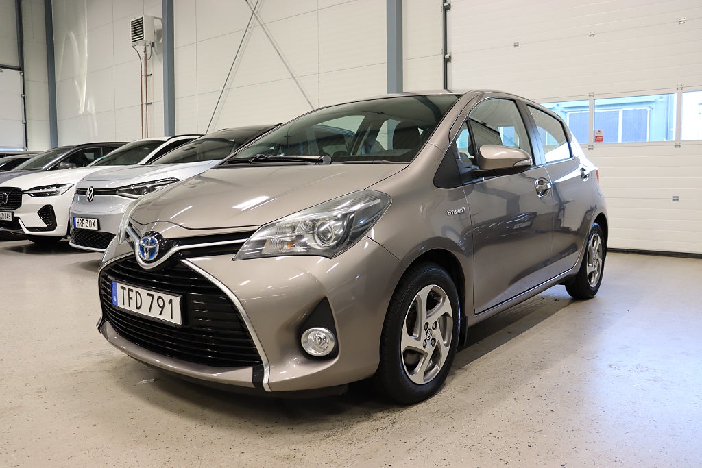 Toyota Yaris Hybrid e-CVT Active M-Värm B-Kam Navi 1-Ägare 101hk