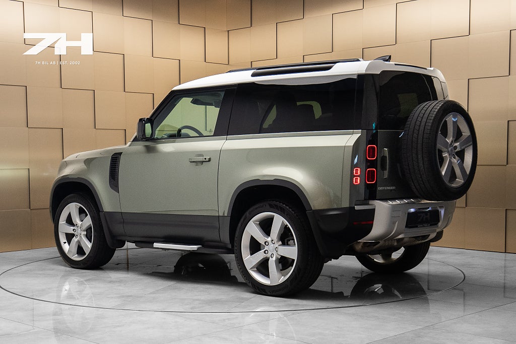 Land Rover Defender 90 D300 / Drag / Luftfjädring / Meridian® / Pano / Värm