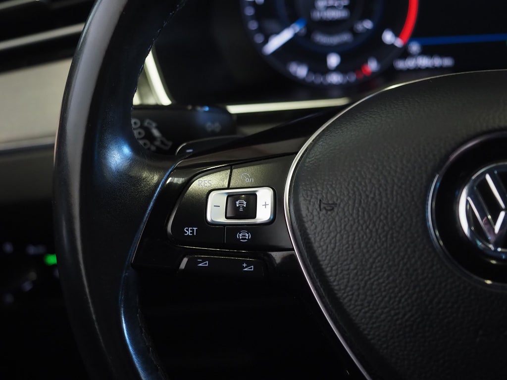 Volkswagen Passat SC 2.0 TDI 4Motion R-Line Cockpit Läder D-Värm Drag Nav 2019