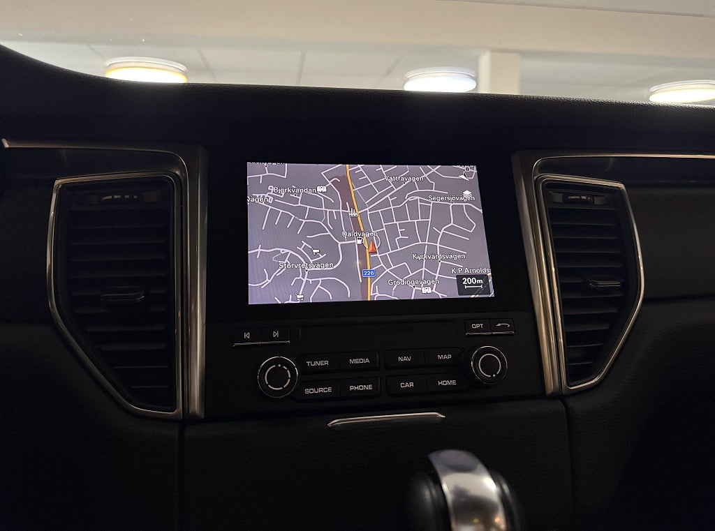 Porsche Macan PDK BASE 252HK PANO SKINN VÄRMARE FULLSERVAD 21" 1-ÄGAR