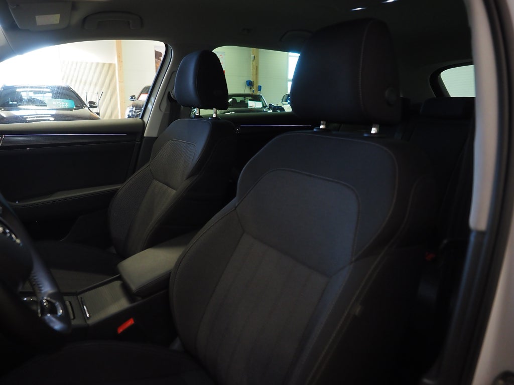 Skoda Superb iV 218hk Plug-in Style Drag Cockpit Värmare B-Kam Moms 2022