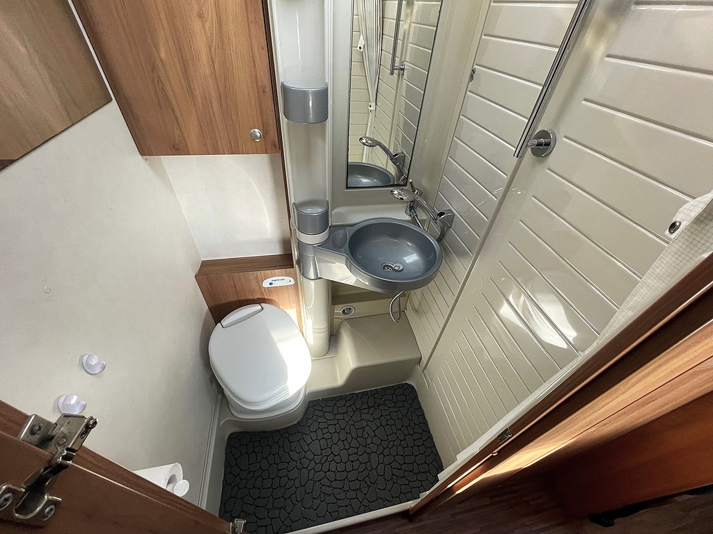 Bürstner Nexxo Family A645 våningssäng 6 åkande 3500 kg