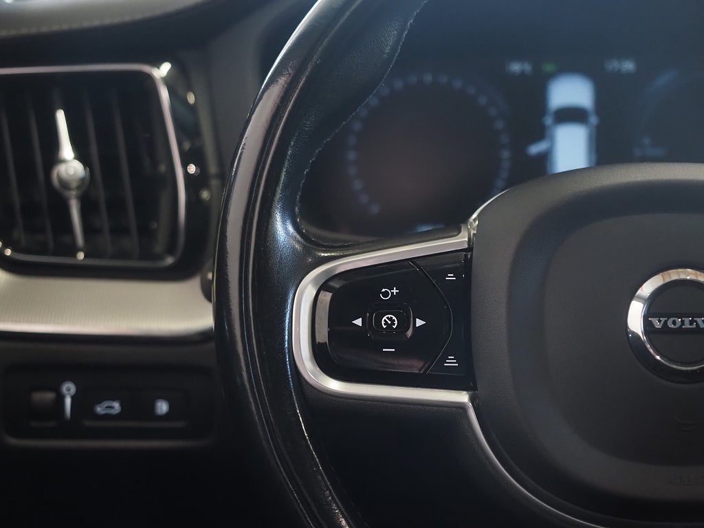 Volvo XC60 Recharge T6 AWD Inscription Pano Drag VOC Kamera Läder 2021