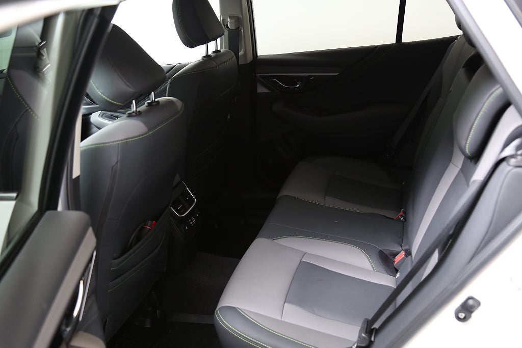 Subaru Outback 2,5i XFuel Field AWD Aut Bränslevärmare Drag 2024