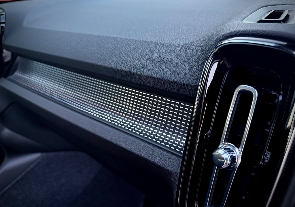 Volvo XC40 B3 DCT Ultimate Dark Värmare Drag FWD - bild 16