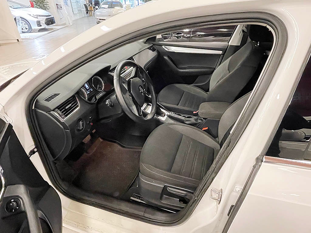 Skoda Octavia Kombi 1.6 TDI SCR DSG Sekventiell 115hk Ambient