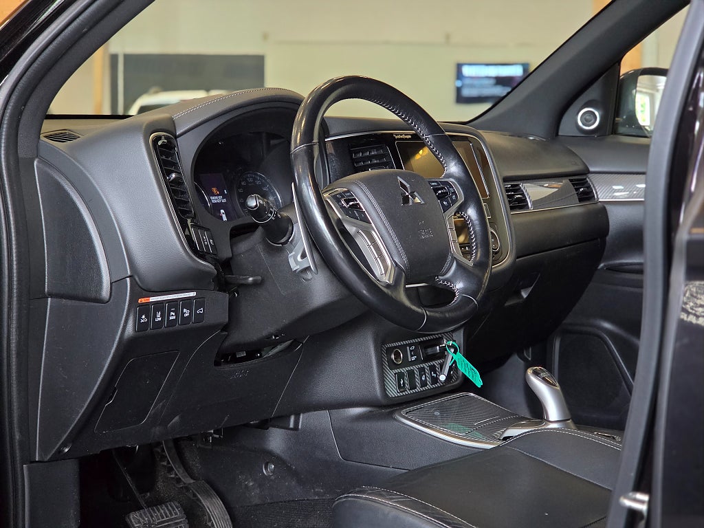 Mitsubishi Outlander PHEV Business / AWD / 360-kamera /  Rattvärme / Skinn