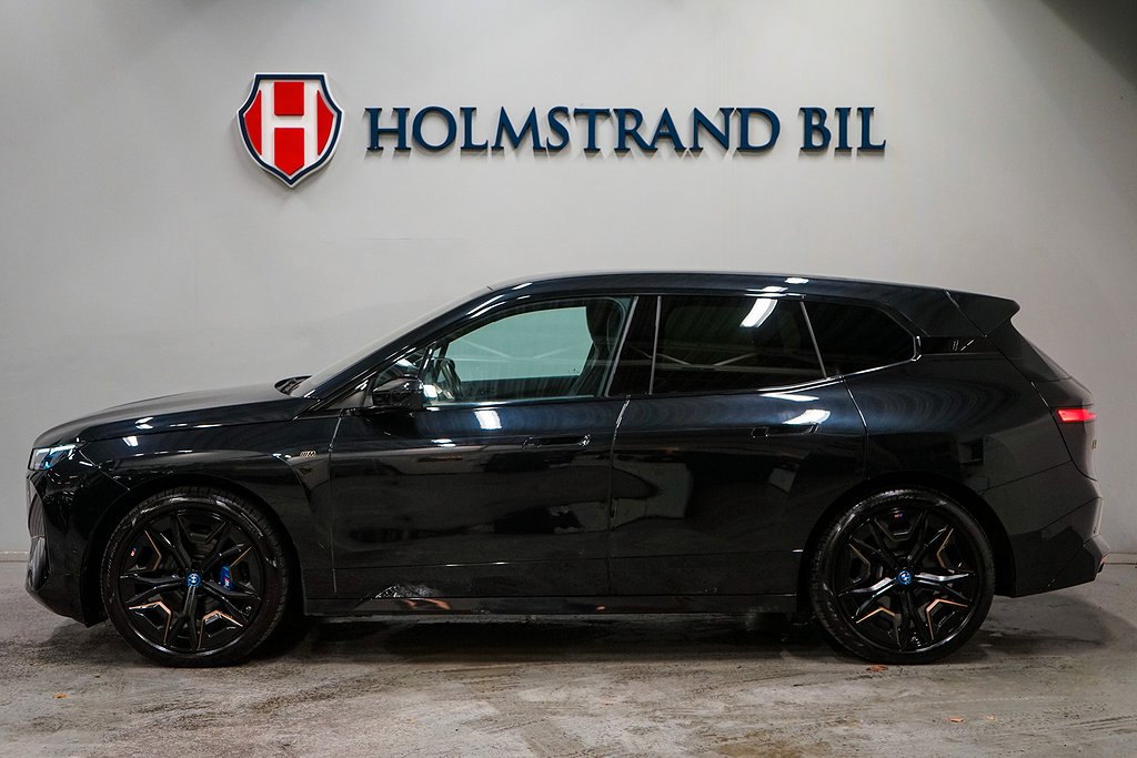 BMW iX M60 619hk Sky Lounge Drag B&W 22" B&W VAT 