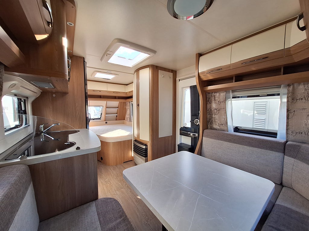 Hobby De Luxe 460 UFe Dubbelbädd, Mover, Nytt Tält