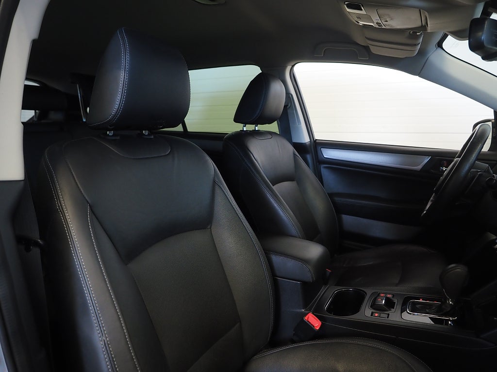 Subaru Outback 2.5 4WD Lineartronic 175hk Drag Skinn B-Kamera M-Värm