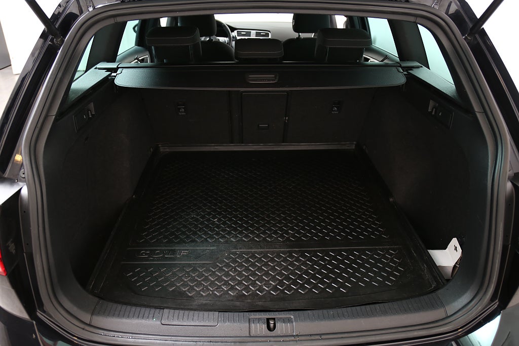 Volkswagen Golf 1,5 TSI R-Line DSG Sportscombi Cockpit Värmare Drag 2019