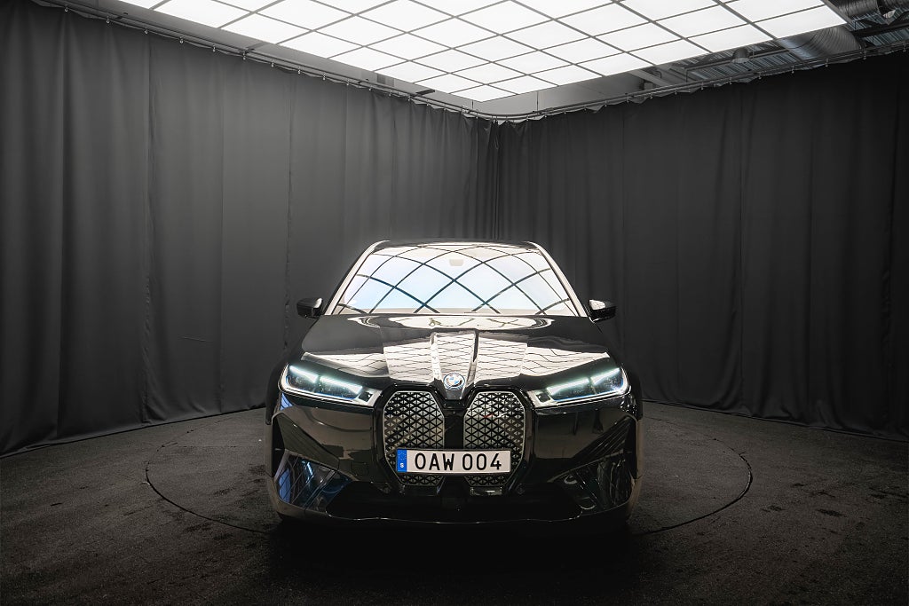 BMW iX M60 B&W PANO LUFT 22'' BAKAXELSTYRNING DRAG MAX MOMS