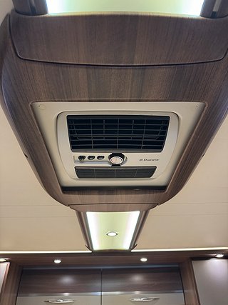 Husbil-integrerad Bürstner Elegance I900 AUT 14 av 21