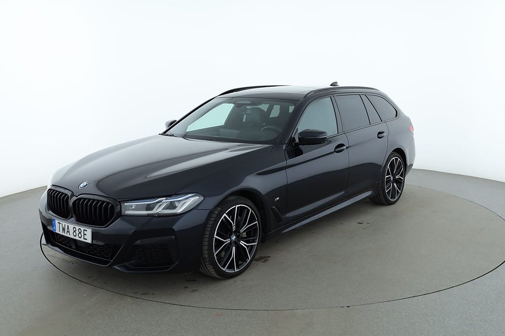 BMW 540 d xDrive Touring d M Sport / Pano, B&W, 360°, Lane assist, Värm.