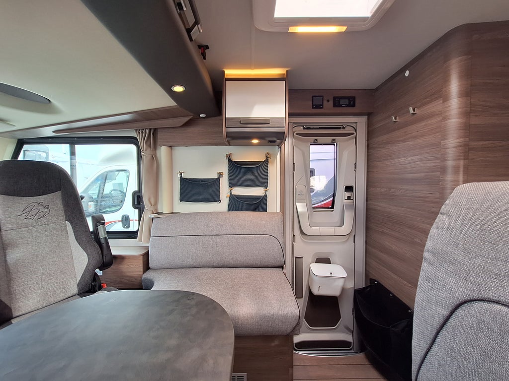 Knaus Live I 700 MEG Långbädd, Automat, Solcell, AC, Dragkrok