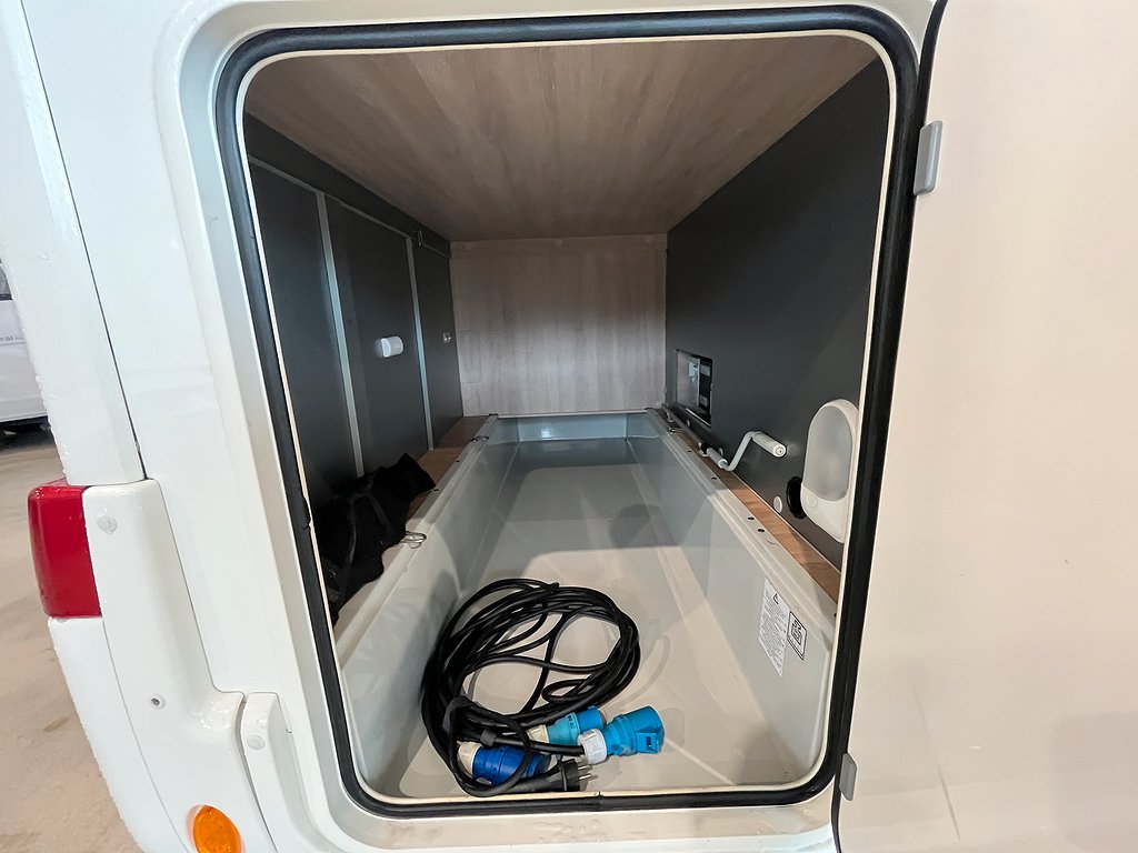 Rapido 850 F / B-körkort / Taksäng / Solcell / 5 bältad - Rapido
