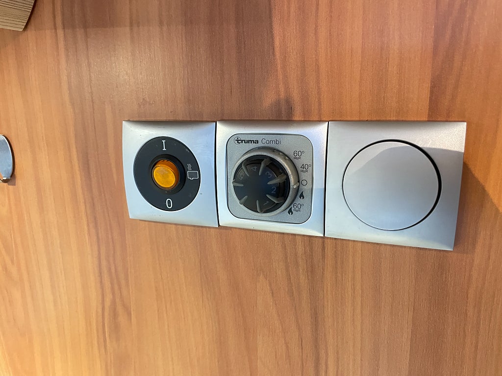 Hymer Compact 408 / Litium / B-kort / Höj och sänkbar säng /   - Hymer