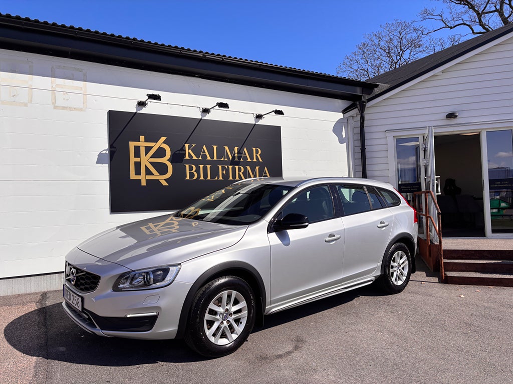 Volvo V60 Cross Country D3 Fullservad, Sommar & Vinterdäck, D-värmare, Dragkrok
