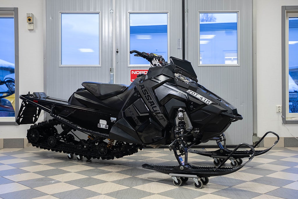 Polaris Switchback Assault 850 144" *Öhlins & Ny matta* 