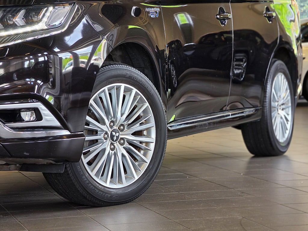 Mitsubishi Outlander PHEV Business / AWD / 360-kamera /  Rattvärme / Skinn