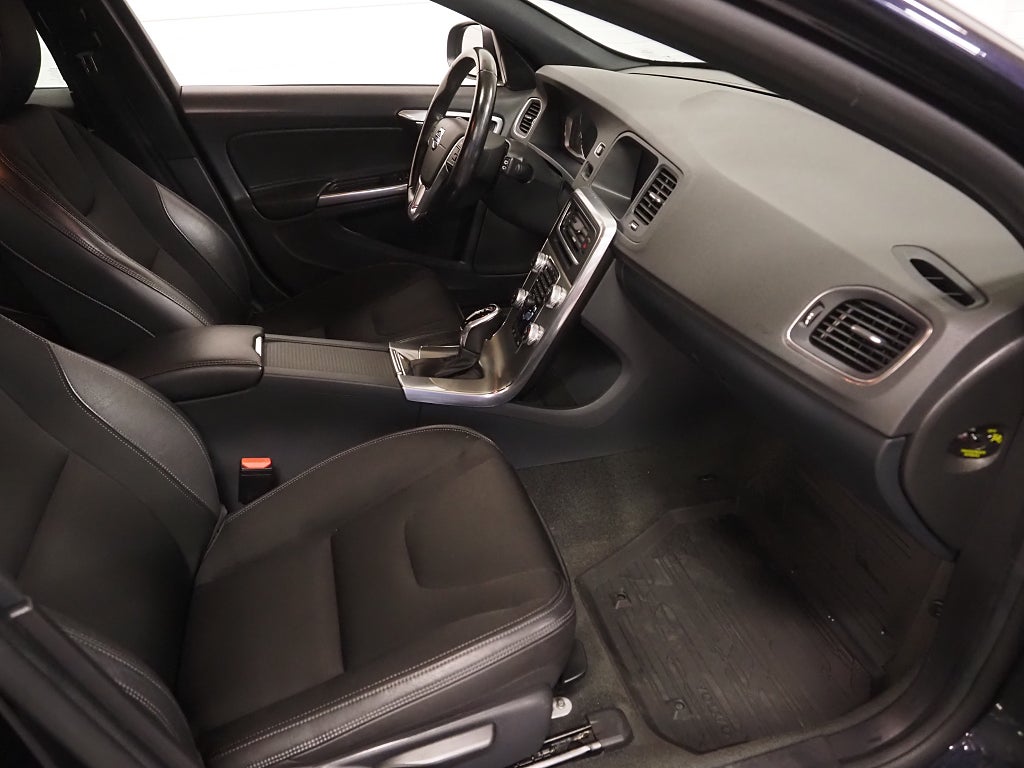 Volvo V60 D4 190hk Geartronic Momentum | D-värm | Låga mil | 2017