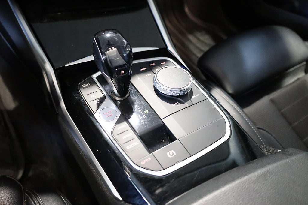 BMW 330e Sedan Steptronic Sport line Navi CarPlay Leasbar