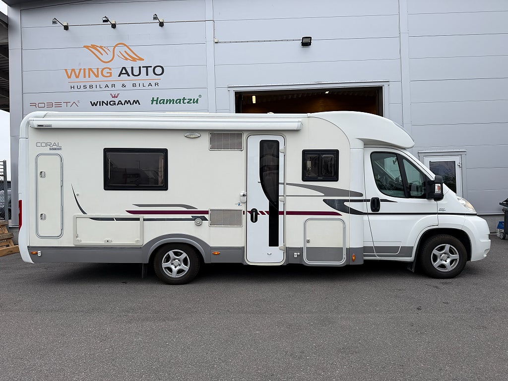 Adria Coral S 680 ST / Fransk bädd & stor loung! 5 bältade platser! Få