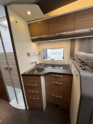Husbil-halvintegrerad Adria Coral 670 SL AUTOMAT 7 av 19