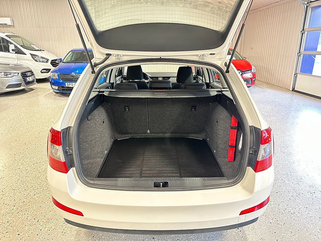 Skoda Octavia Kombi 1.6 TDI Euro 6 Nybesiktigad Nyservad Kamrem bytt